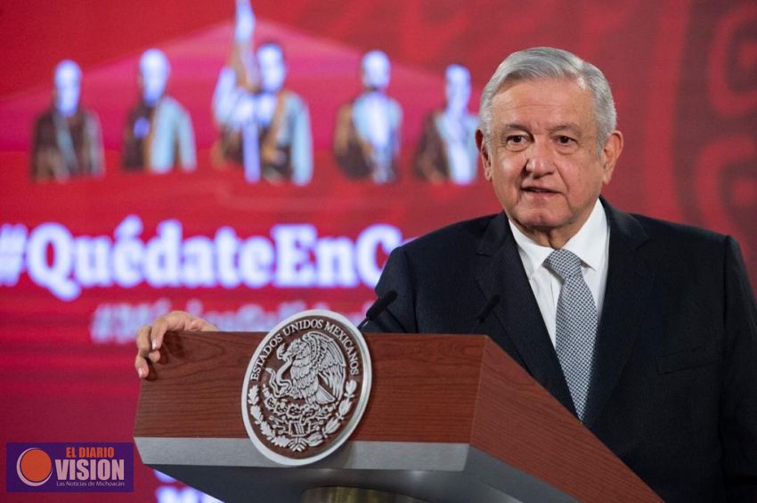 AMLO felicita a maestros