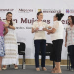 Entrega Claudia Sheinbaum pensiones y reconoce a las mujeres como motor de la transformación de México